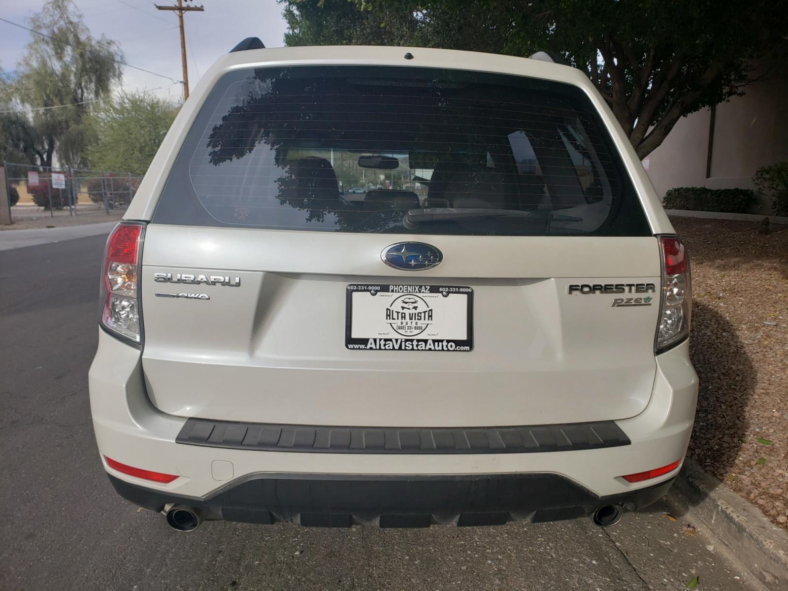 2010 WHITE /gray Subaru Forester (JF2SH6BC3AH) with an 2.4L L4 DOHC 16V engine, 5-Speed Automatic transmission, located at 323 E Dunlap Ave., Phoenix, AZ, 85020, (602) 331-9000, 33.567677, -112.069000 - 2010 Subaru Forester,......EXCELLENT condition,.... Ice Cold A/C, Gray interior with lite gray cloth seats in near perfect condition, New brakes, Tune up, Stereo/CD Player, Satellite compatible, This suv is gorgeous inside and out, Incredible gas mileage! Arizona title , Runs and Drives Excellent... - Photo #7